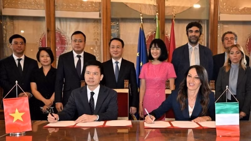 Ha Noi and Rome sign statement on advancing all-round ties. (Photo: VNA)