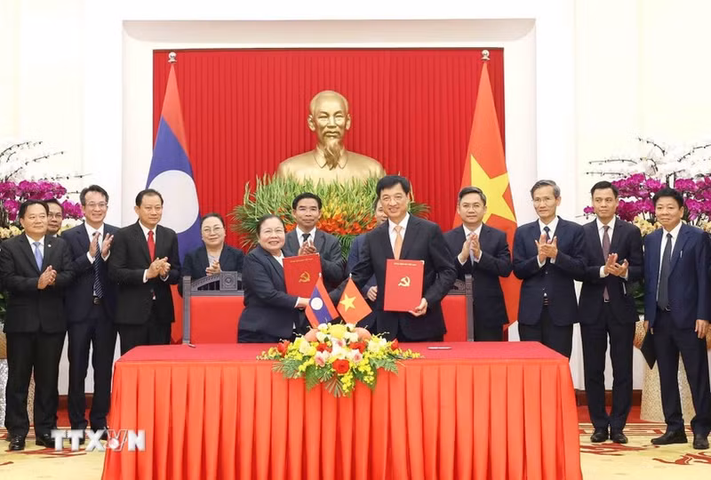 Politburo member, Secretary of the Communist Party of Viet Nam (CPV) Central Committee and Chairman of its Organisation Commission Nguyen Duy Ngoc (R) and Politburo member, Secretary of the Lao People’s Revolutionary Party (LPRP) Central Committee and head of its Organisation Commission Sisay Leudetmounsone exchange the cooperation agreement for the 2026-2031 period. (Photo: VNA)