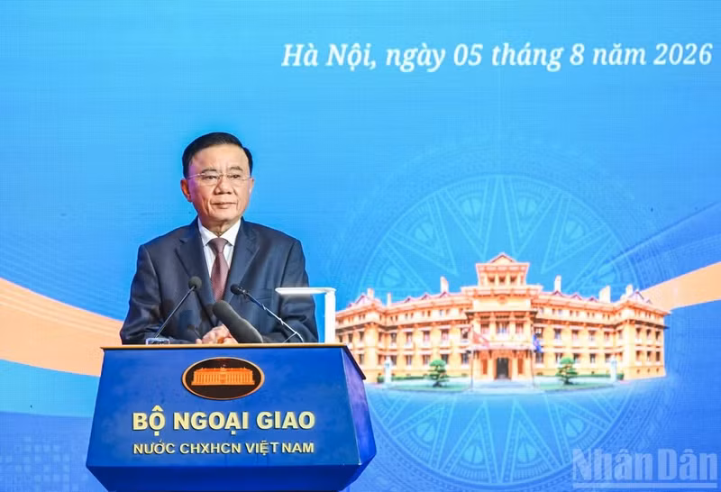 Politburo member and Permanent member of the Party Central Committee’s Secretariat Tran Cam Tu speaks at the plenary session on Party and people-to-people diplomacy on August 5, part of the 33rd Diplomatic Conference. (Photo: nhandan.vn)