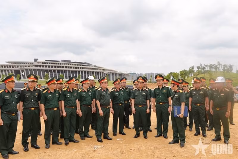 General Phan Van Giang inspects the construction progress of the International Soldiers Memorial Project at the Vietnam Military History Museum. (Photo: qdnd.vn)