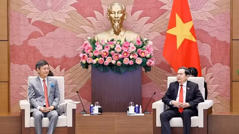 National Assembly (NA) Chairman Tran Thanh Man (right) and Indian Ambassador to Viet Nam Tshering Wangchuk Sherpa at their meeting in Ha Noi on June 23. (Photo: VNA)