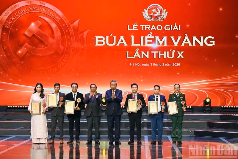 bua-liem-vangpng.jpg