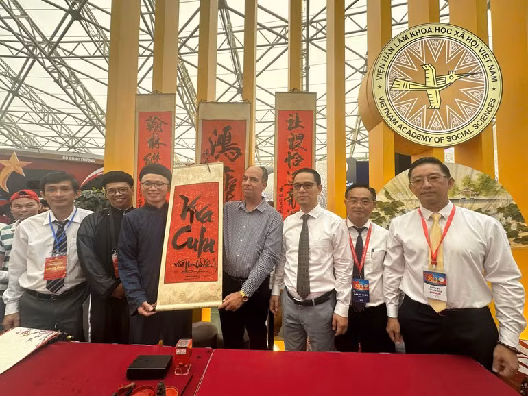 The Viet Nam Academy of Social Sciences presents a calligraphy artwork to Cuban Ambassador to Viet Nam Rogelio Polanco Fuentes. (Photo: VASS)