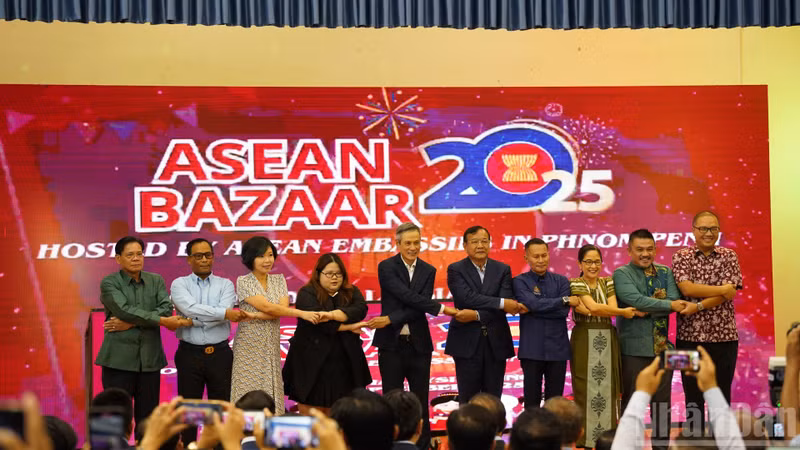 Ambassadors of ASEAN countries in Cambodia take commemorative photos with Cambodian Deputy Prime Minister, Minister of Foreign Affairs and International Cooperation Prak Sokhonn. (Photo: DINH TRUONG)