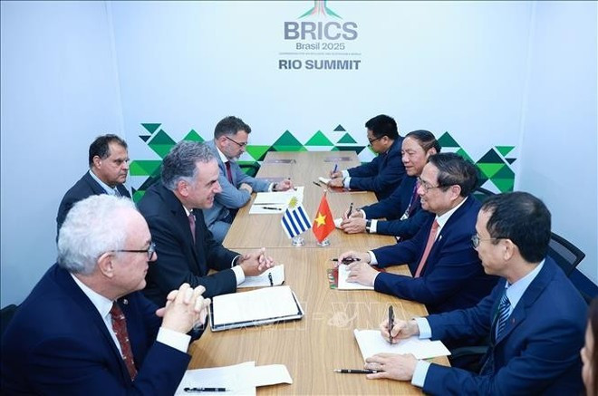 At the meeting between Prime Minister Pham Minh Chinh and President of Uruguay on the sidelines of the expanded BRICS summit in Rio de Janeiro on July 7 (local time). (Photo: VNA)