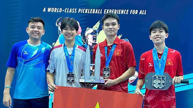 Trinh Linh Giang (2nd from right) wins Pro Men’s Singles title. (Photo: PPA)