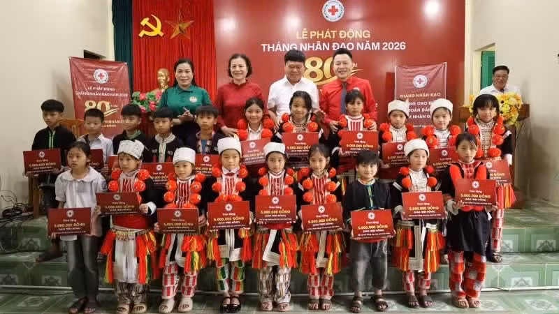 The Red Cross Society of Tuyen Quang Province presents scholarships to disadvantaged students.