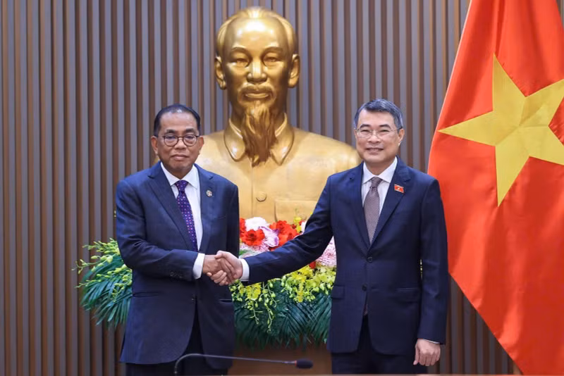 Prime Minister Le Minh Hung (right) and Malaysian Minister of Defence Mohamed Khaled bin Nordin at their meeting in Ha Noi on August 5. (Photo: VNA)