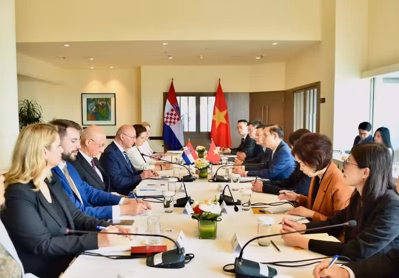 Vietnamese Minister of Foreign Affairs Le Hoai Trung and Croatian Minister of Foreign and European Affairs Gordan Grlić Radman hold talks in Ha Noi on May 19, 2026. (Photo: Ministry of Foreign Affairs)
