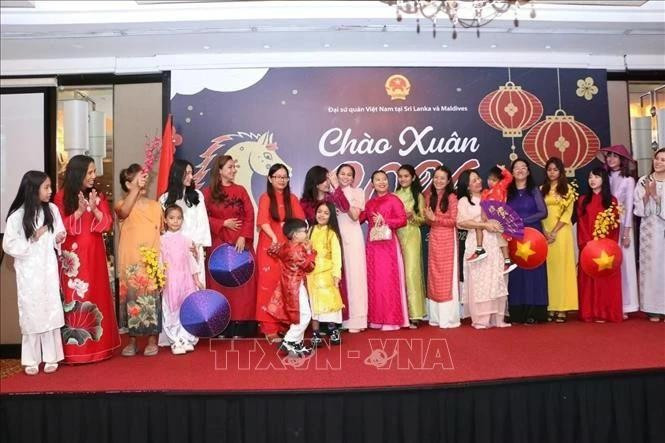 Vietnamese generations in Sri Lanka showcase traditional ao dai. (Photo released by VNA)