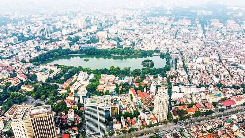 The implementation of the master plan with a century-long vision needs to resolve major shortcomings currently facing the capital. Photo: KHIEU MINH