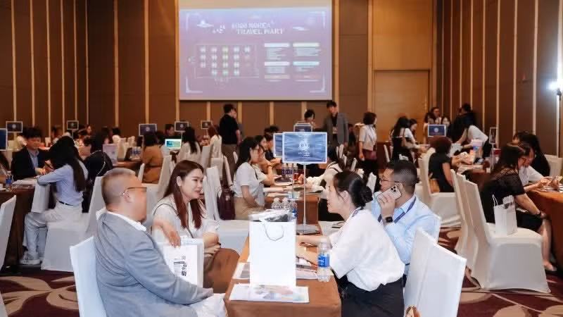 Business networking activities between Vietnamese and Korean tourism enterprises at Korea Travel Mart 2026