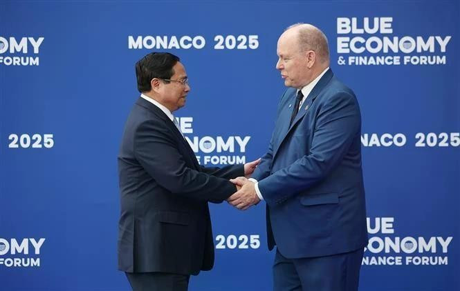 Prime Minister Pham Minh Chinh (L) and Prince Albert II of Monaco. (Photo: VNA)