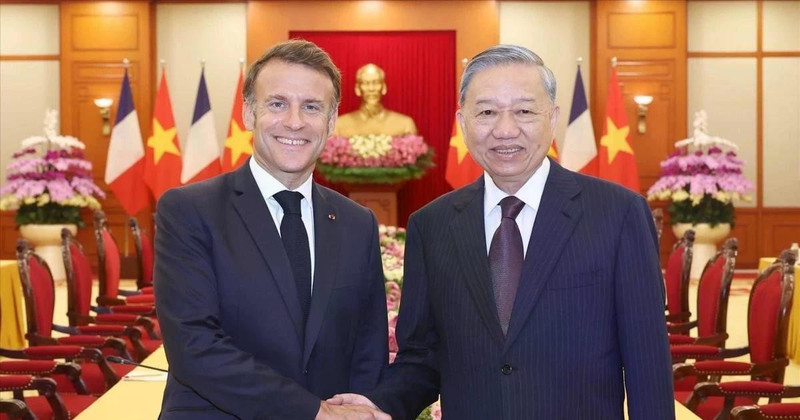 Party General Secretary To Lam (R) receives French President Emmanuel Macron in Ha Noi on May 26, 2025. (Photo: VNA)
