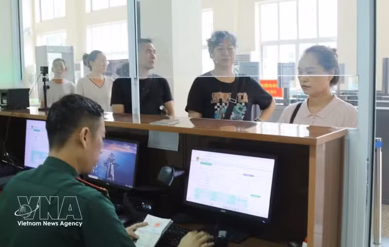 A border guard at the Tan Thanh check point, Lang Son province, enters passenger data for entry and exit. (Photo: VNA)