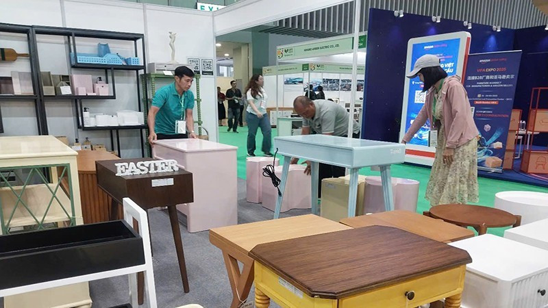 Visitors explore export wood and furniture products at a trade fair held in Ho Chi Minh City. (Photo: nhandan.vn)