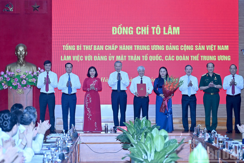 Party General Secretary To Lam (fourth from left) presents the Party Committee of the VFF and central mass organisations with the Politburo’s Decision No. 304-QD/TW, which outlines the new structure, functions and tasks of the VFF Central Committee (Photo: nhandan.vn)