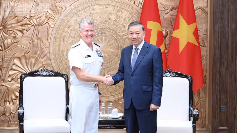 General Secretary of the Communist Party of Viet Nam (CPV) Central Committee and State President To Lam (right) and Admiral Samuel Paparo, Commander of the US Pacific Command (USPACOM), at their meeting in Ha Noi on August 5. (Photo: nhandan.vn)