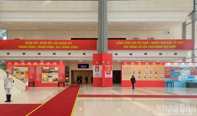 Banners, slogans and images introducing the outstanding achievements of the Party, the State and the people throughout the renewal process are displayed in the ground-floor lobby area.