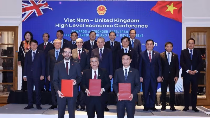 Party General Secretary To Lam witnesses the signing ceremony of cooperation agreements between ministries, sectors, and enterprises of the two countries. (Photo: VNA)