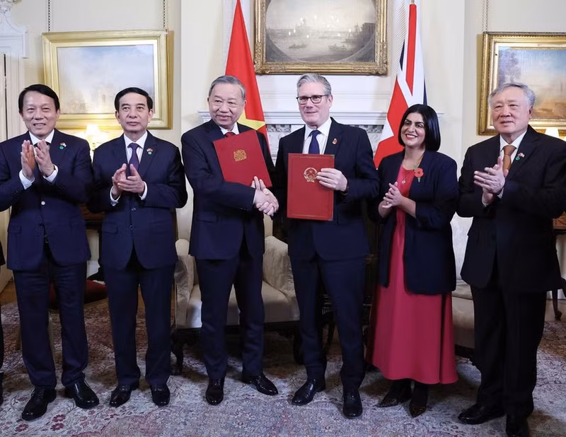 General Secretary To Lam and UK Prime Minister Keir Starmer exchange a Joint Declaration on upgrading Viet Nam–UK relations to a comprehensive strategic partnership. (Photo: VNA)