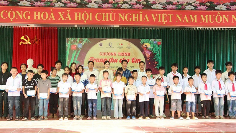 The NFVC, together with organisations and sponsors, presents scholarships to disadvantaged children in Nhan Nghia Commune, Phu Tho Province, on October 5, 2025. (Photo: NFVC)