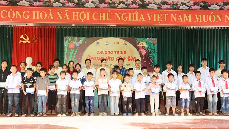 The NFVC, together with organisations and sponsors, presents scholarships to disadvantaged children in Nhan Nghia Commune, Phu Tho Province, on October 5, 2025. (Photo: NFVC)