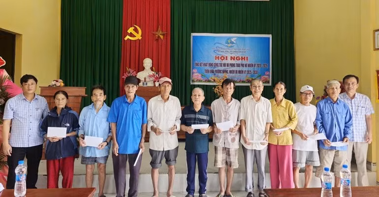 Representatives of Nhan Dan Newspaper in Quang Tri hand over cash donations to households in Hoi Ky Hamlet, Nam Hai Lang Commune.