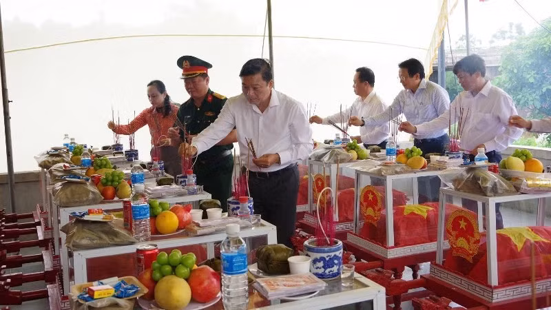 Chairman of the Quang Tri Provincial People’s Committee Le Hong Vinh and a working delegation offer incense in tribute to fallen heroes at the Martyrs’ Memorial Temple of Regiment 88, Division 308 in the Cau Nhi area, Nam Hai Lang Commune. (Photo: XUAN DIEN)