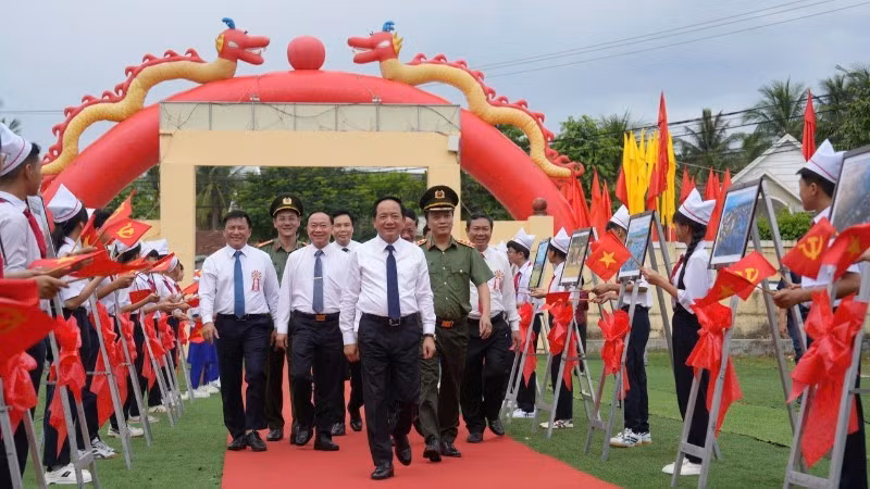 Politburo member, Secretary of the PCC and Head of the PCC's Commission for Information and Education Trinh Van Quyet leads a working delegation to attend the 2026 All People Protecting National Security Festival in Hoai Nhon Bac Ward. (Photo: Gia Lai Public Security)