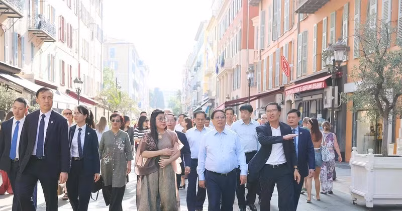 Vietnamese Prime Minister Pham Minh Chinh and his spouse visit the old town and cultural works of Nice. (Photo: VNA)