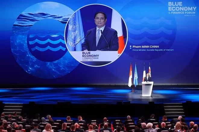 Prime Minister Pham Minh Chinh speaks at the plenary session of the Blue Economy and Finance Forum. (Photo: VNA)