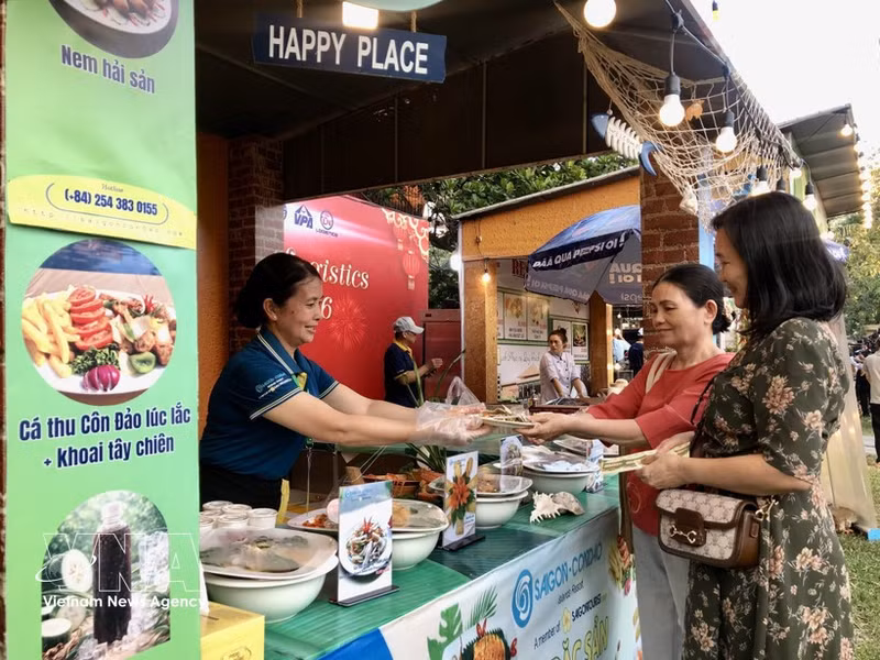 The Con Dao delicacies booth draws strong interest from visitors. (Photo: VNA)