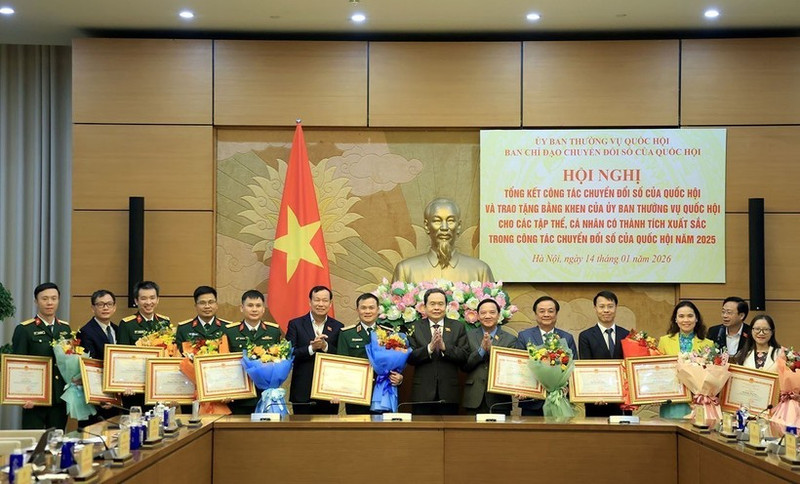 National Assembly Chairman Tran Thanh Man on January 14 presents certificates of merit from the NA Standing Committee to collectives and individuals for their outstanding performance in the legislature’s digital transformation in 2025. (Photo: VNA)