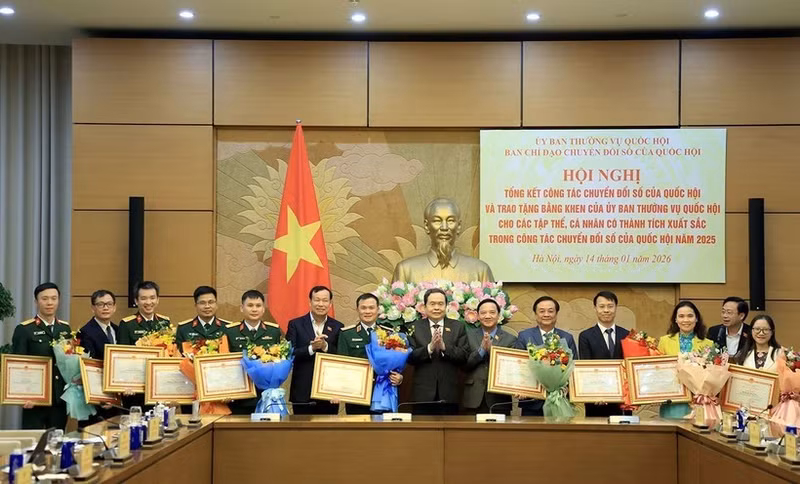National Assembly Chairman Tran Thanh Man on January 14 presents certificates of merit from the NA Standing Committee to collectives and individuals for their outstanding performance in the legislature’s digital transformation in 2025. (Photo: VNA)