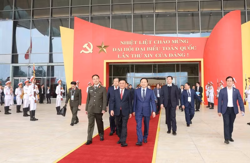 Politburo member and Permanent member of the Party Central Committee’s Secretariat Tran Cam Tu (front, centre) and other officials examine organisational arrangements for 14th National Party Congress on January 14. (Photo: VNA)