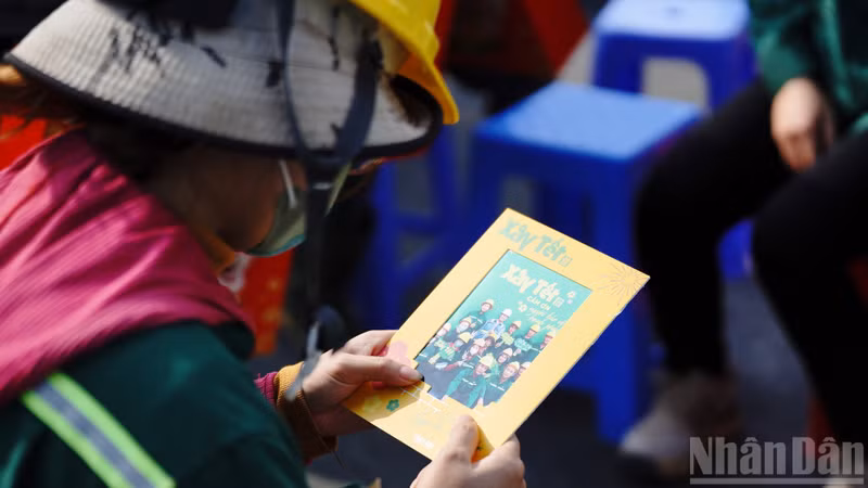 Meaningful commemorative photos for workers at the programme.