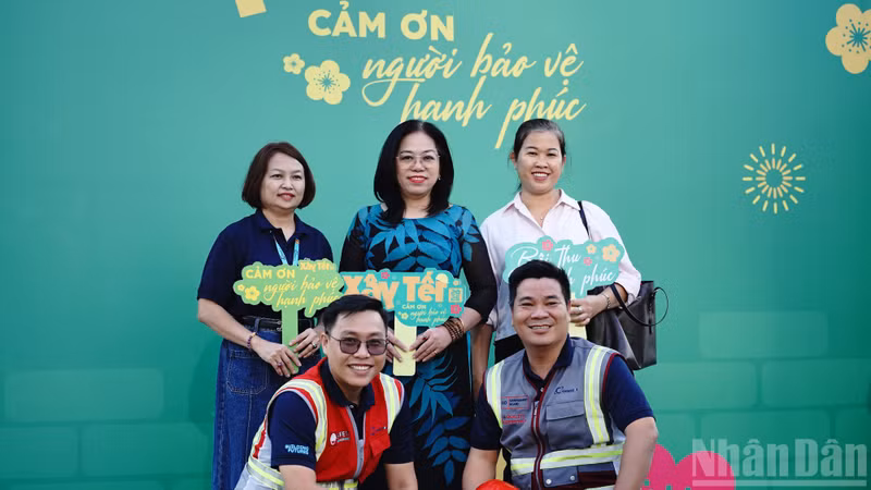 Le Bao Minh Investment Joint Stock Company, a partner of Nhan Dan Newspaper, takes and prints meaningful commemorative photos as gifts for workers at the programme.