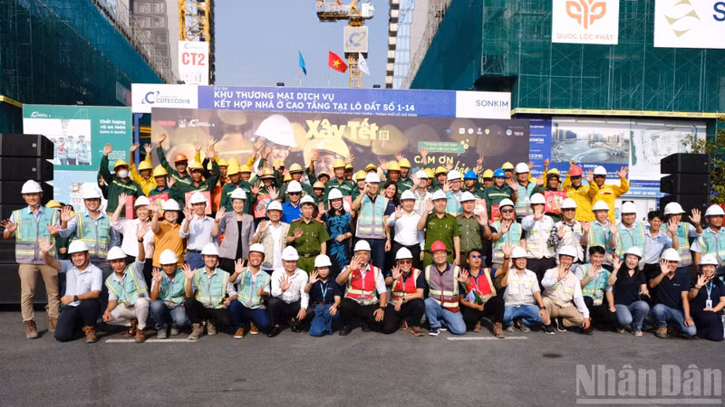 The “Build Tet 2026” programme, themed “Thank you to those who safeguard happiness”, organised by Nhan Dan Newspaper in coordination with Coteccons Construction Joint Stock Company, has been implemented nationwide from December 2025 to February 2026. The programme is expected to present more than 30,500 Tet gifts to workers, while organising various activities to care for their material and spiritual life, including health check-ups, Tet haircuts and commemorative photo sessions, contributing to a warm, fulfilling and meaningful Tet holiday for workers.