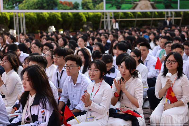Joyful faces on the opening day of the new school year, confidently looking forward to an effective and high-quality academic year imbued with the spirit of innovation and creativity.
