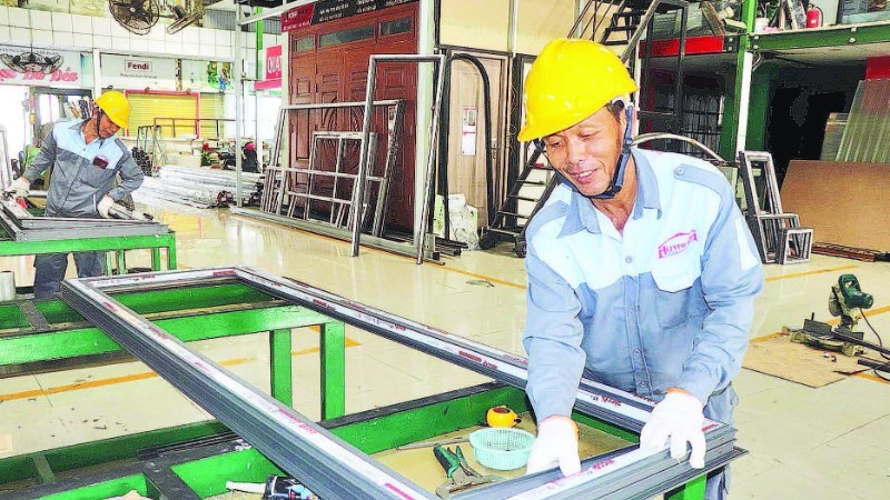 Aluminium and glass door production at Huynh De Door Engineering Joint Stock Company (Tam Thang Ward, Ho Chi Minh City).