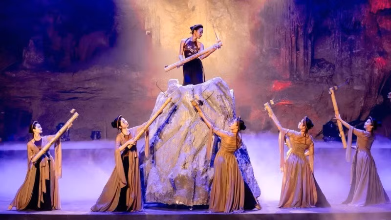 A performance in the real-scene programme “In Search of the Pearl’s Trace” in Quang Ninh. (Photo: Organising Committee)