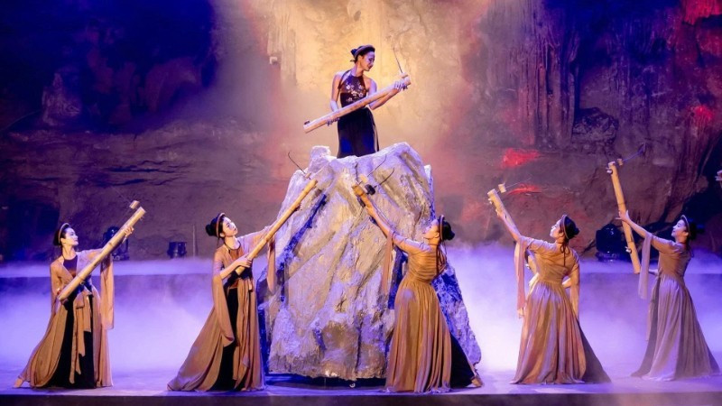 A performance in the real-scene programme “In Search of the Pearl’s Trace” in Quang Ninh. (Photo: Organising Committee)