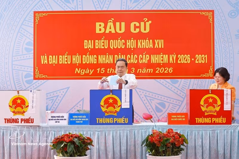NA Chairman Tran Thanh Man casts his ballot at Polling Station No. 14 in Hoc Mon ward, Ho Chi Minh City, on March 15 morning. (Photo: VNA)