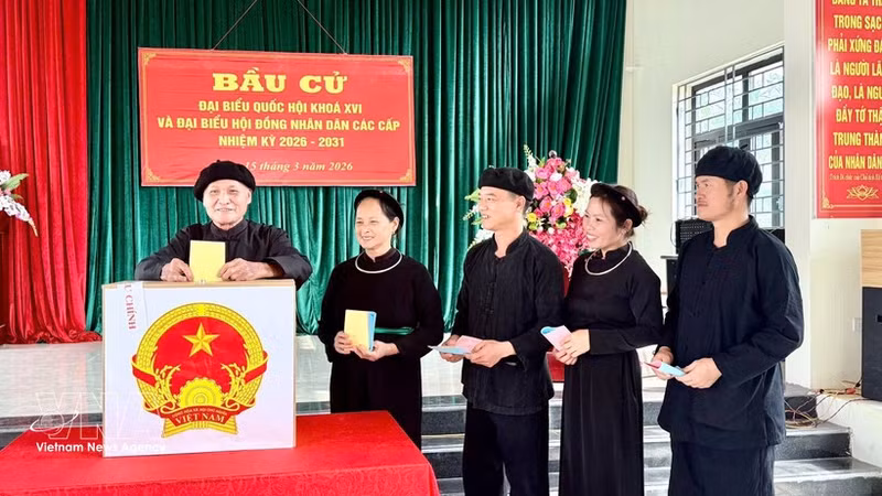 The Tay ethnic people in Na O hamlet, An Lac commune, Bac Ninh province enthusiastically cast their ballots. Photo: VNA