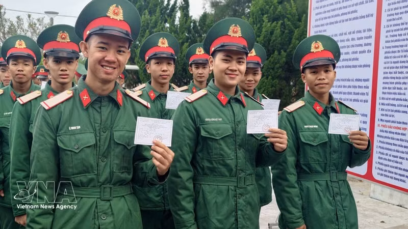 Soldiers in Con Co special zone of Quang Tri province enthusisastically join the general election on March 15. (Photo: VNA)