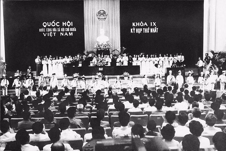 TERM IX (1992–1997) Election held on July 19, 1992. Total number of deputies elected: 395. In the photo: A delegation of children from the capital greets deputies of the ninth National Assembly at the opening session of the first meeting, September 20, 1992.