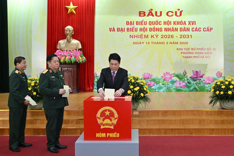 State President Luong Cuong and military officials cast ballots at Polling Station No. 26 in Hoan Kiem ward, Ha Noi, on the morning of March 15. (Photo: nhandan.vn)