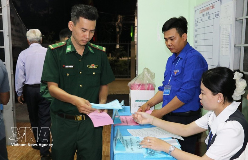 A border guard comes to cast his ballot in Tan Phu Dong islet commune, Dong Thap province, on March 15 morning. (Photo: VNA)