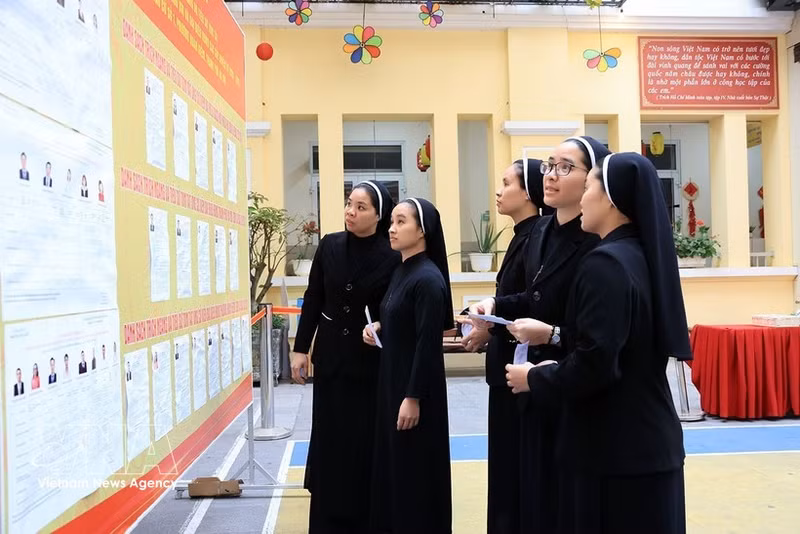 Nuns view candidate lists at Polling Station No. 1 in Hoan Kiem ward, Ha Noi (Photo: VNA)